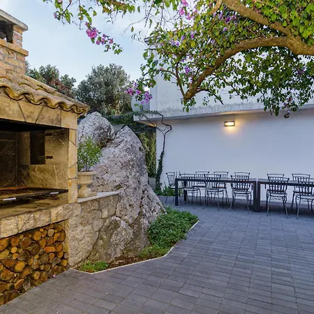 Eight-bedroom In Сasa de vacaciones Molunat