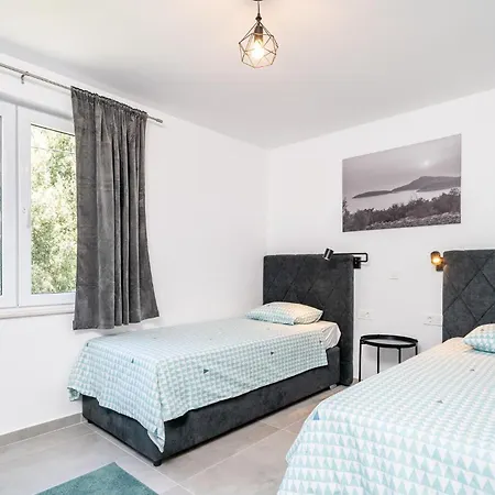 Eight-bedroom In *