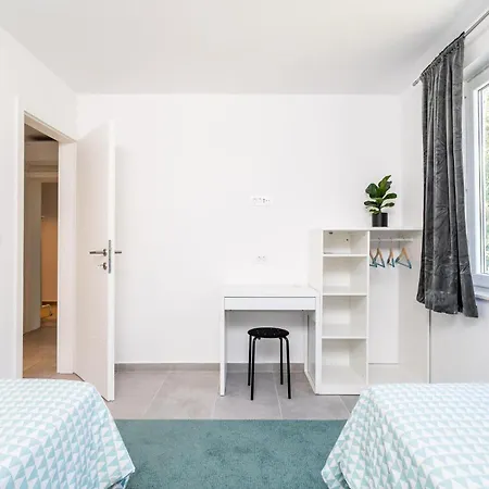 Сasa de vacaciones Eight-bedroom In Molunat
