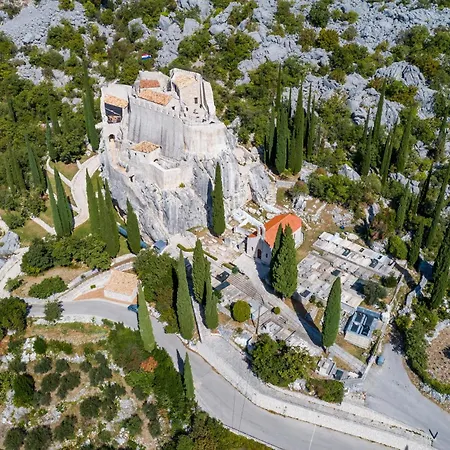 Сasa de vacaciones Eight-bedroom In Molunat