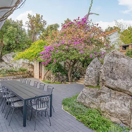 Beautiful In With Kitchen Holiday home *