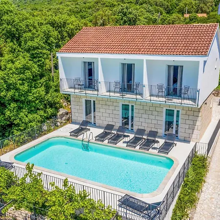 Eight-bedroom In * Molunat
