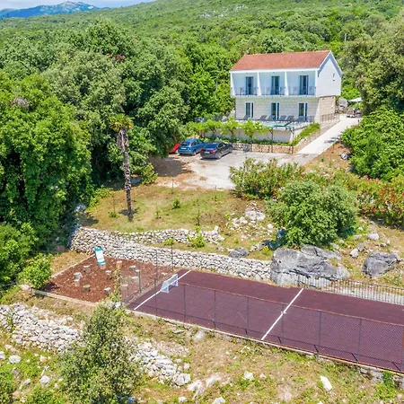 Eight-bedroom In * Molunat
