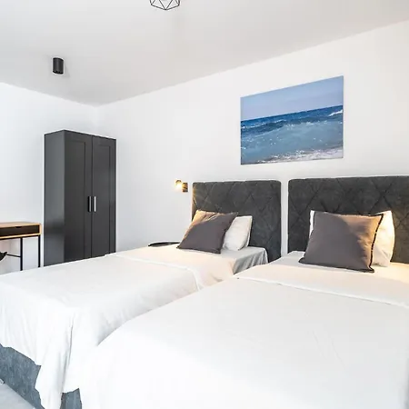 Eight-bedroom In * Molunat