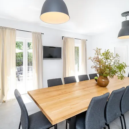 Beautiful In With Kitchen Holiday home Molunat